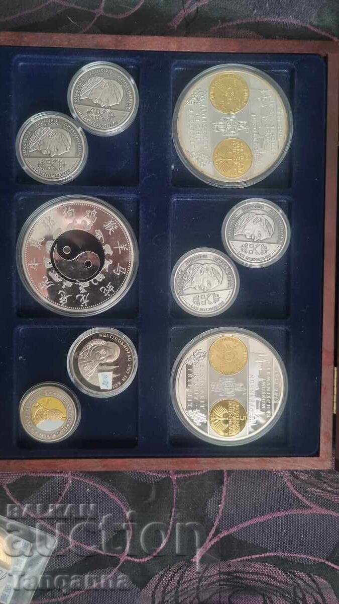 Delivery of Plaques medals coins