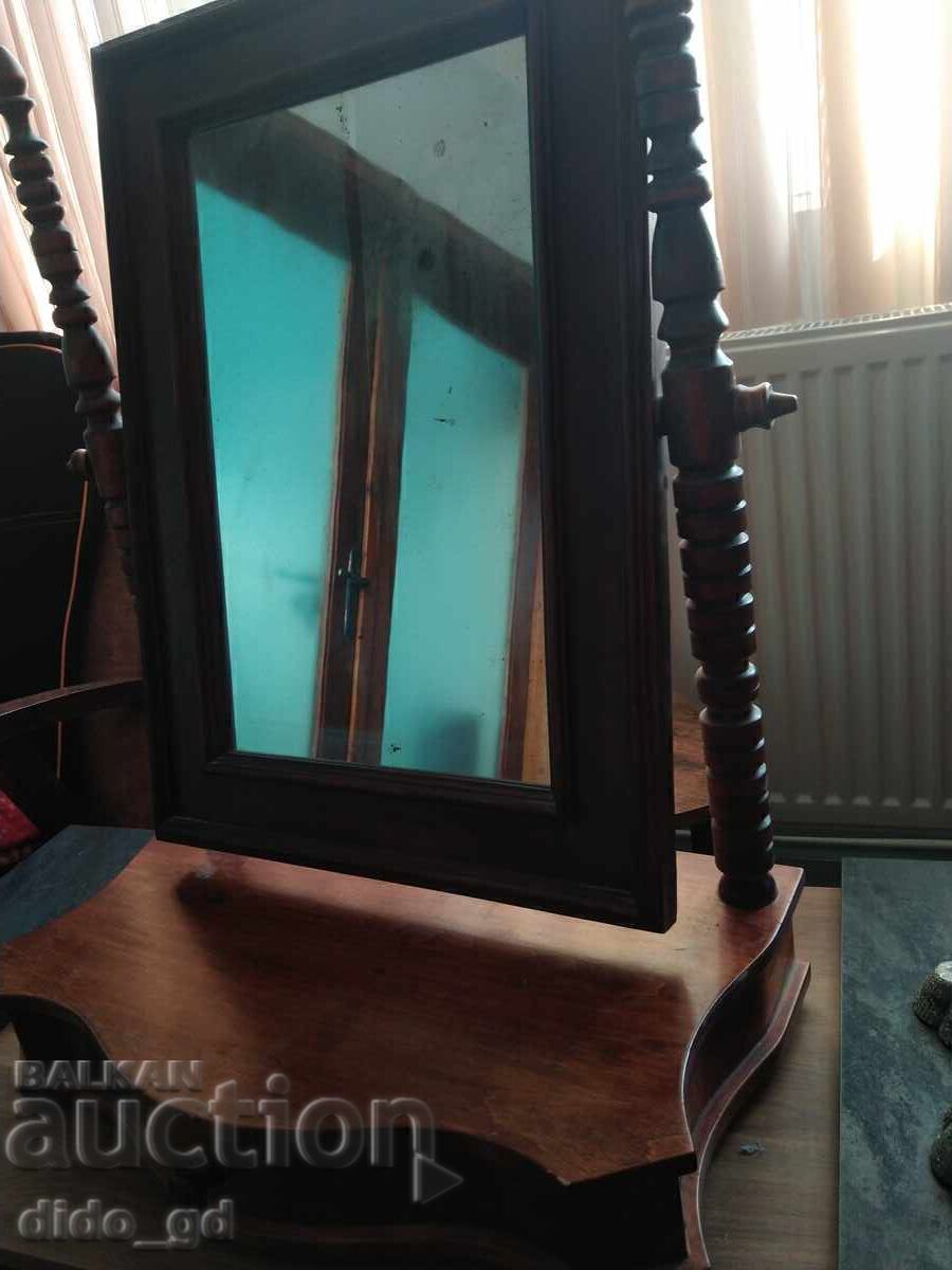 Licitație Oglinda de toaleta retro cu sertar Licitație Oglinda de toaleta retro cu sertar