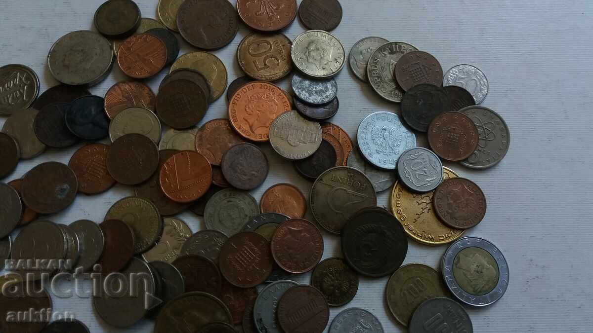 Delivery of 100 FOREIGN COINS FROM AROUND THE WORLD Delivery of 100 FOREIGN COINS FROM AROUND THE WORLD