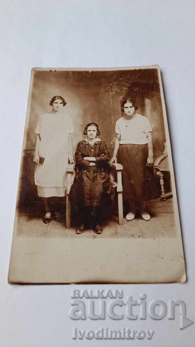 Φωτογραφία Τρία νεαρά κορίτσια Φωτογραφία Τρία νεαρά κορίτσια