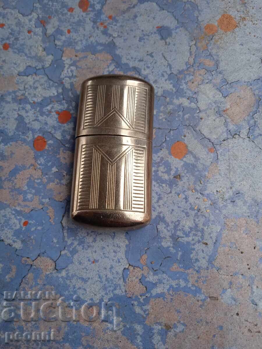 Brichetă veche pe benzină -2 cu preț 40.00 BGN | € 20.45 Brichetă veche pe benzină -2 cu preț 40.00 BGN | € 20.45