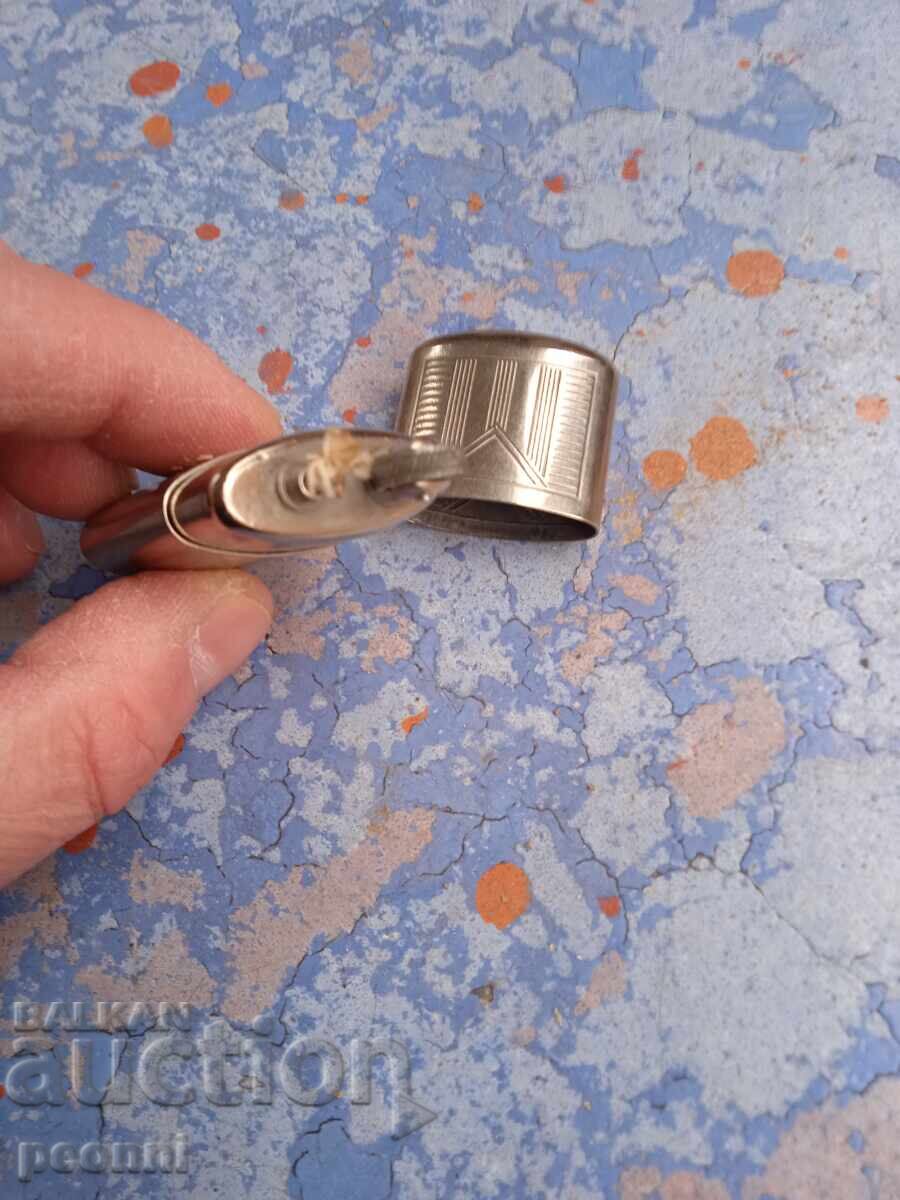 Livrarea Brichetă veche pe benzină -2 Livrarea Brichetă veche pe benzină -2