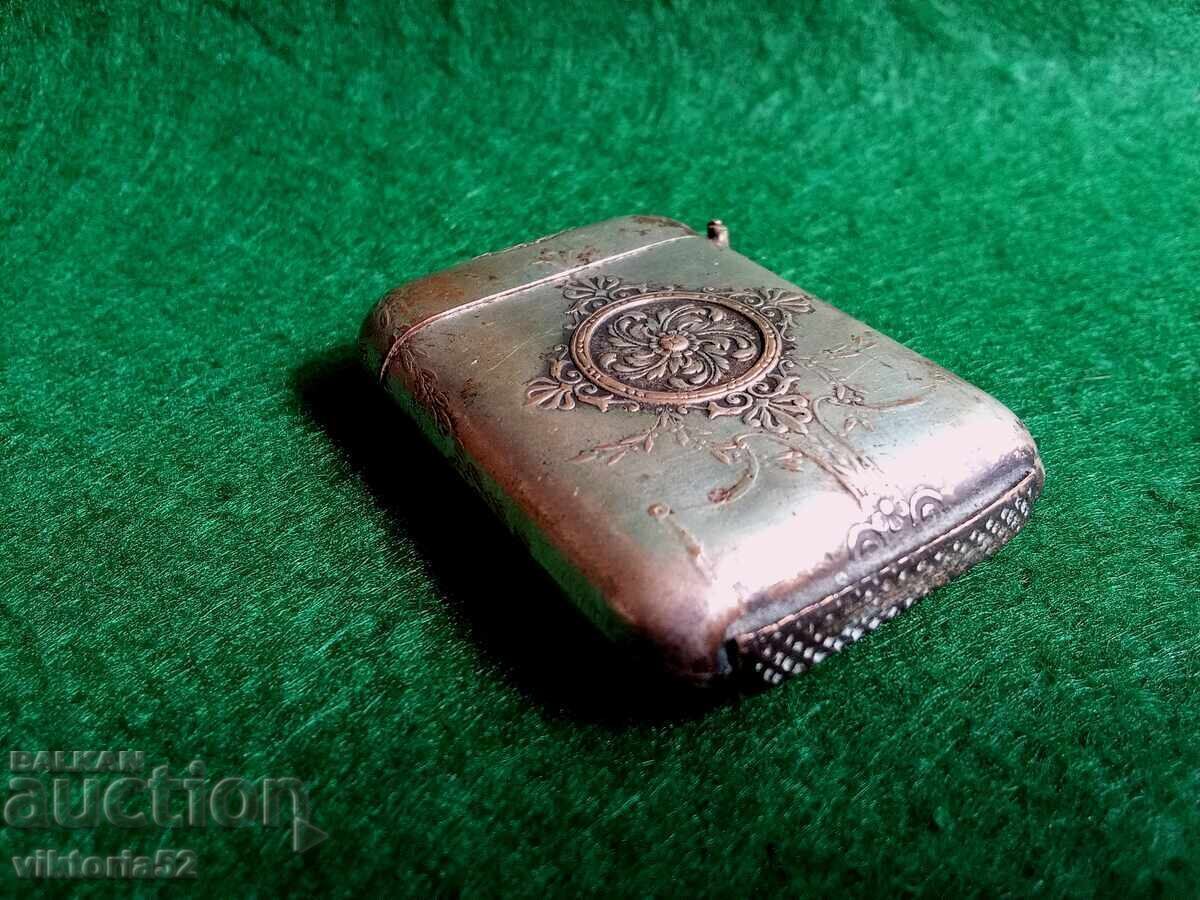 Licitație Veche cutie de chibrituri victoriană din secolul al XIX-lea Licitație Veche cutie de chibrituri victoriană din secolul al XIX-lea