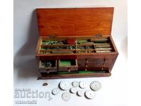 Cutie veche de ceasornicar cu scule și piese