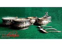 Mâncăruri de epocă placate cu argint și o lingură de sare, piper și caviar cu a