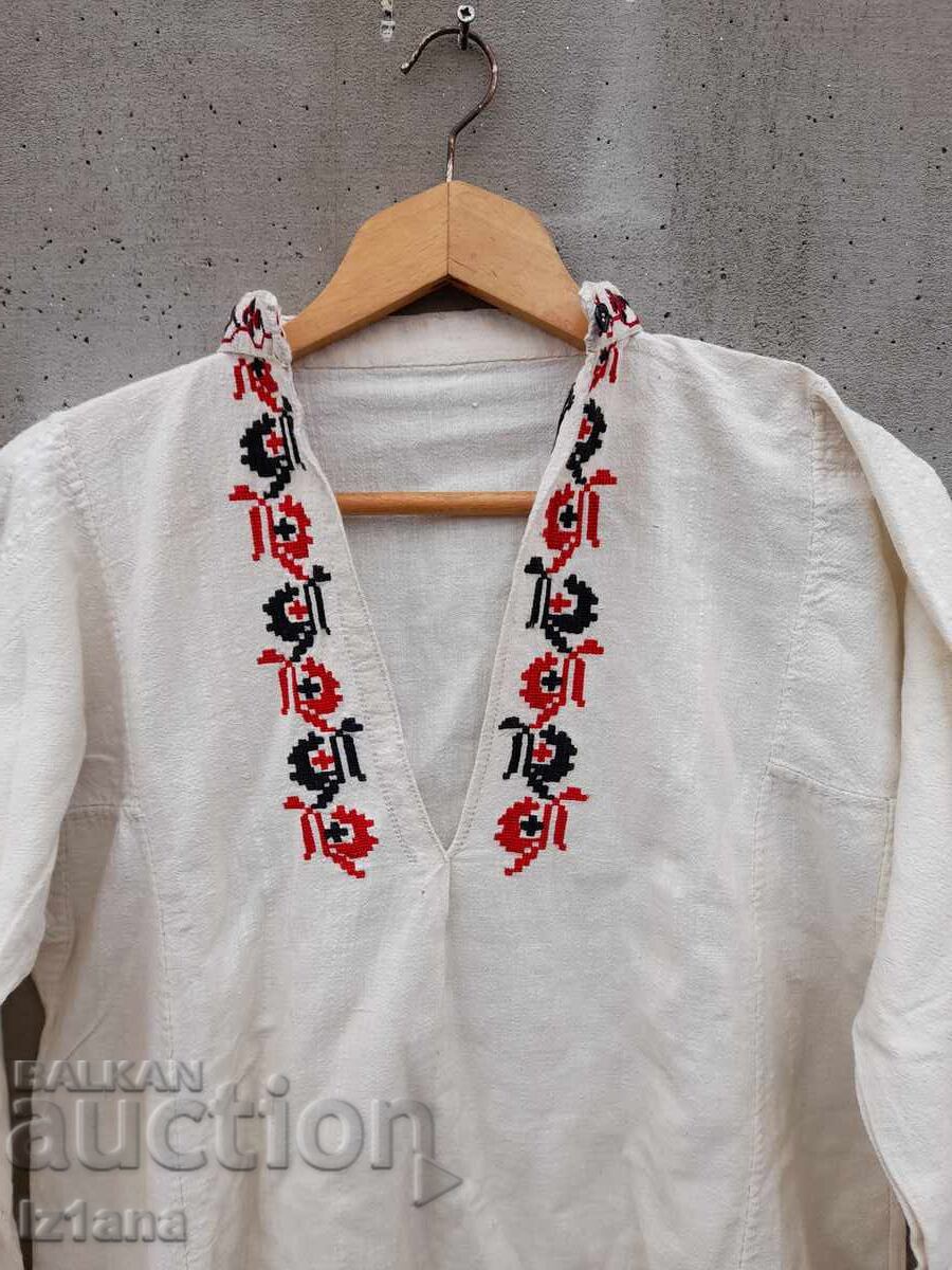 Старинна Женска кенарена риза за носия с цена 140.00 лв. | € 71.58 Старинна Женска кенарена риза за носия с цена 140.00 лв. | € 71.58