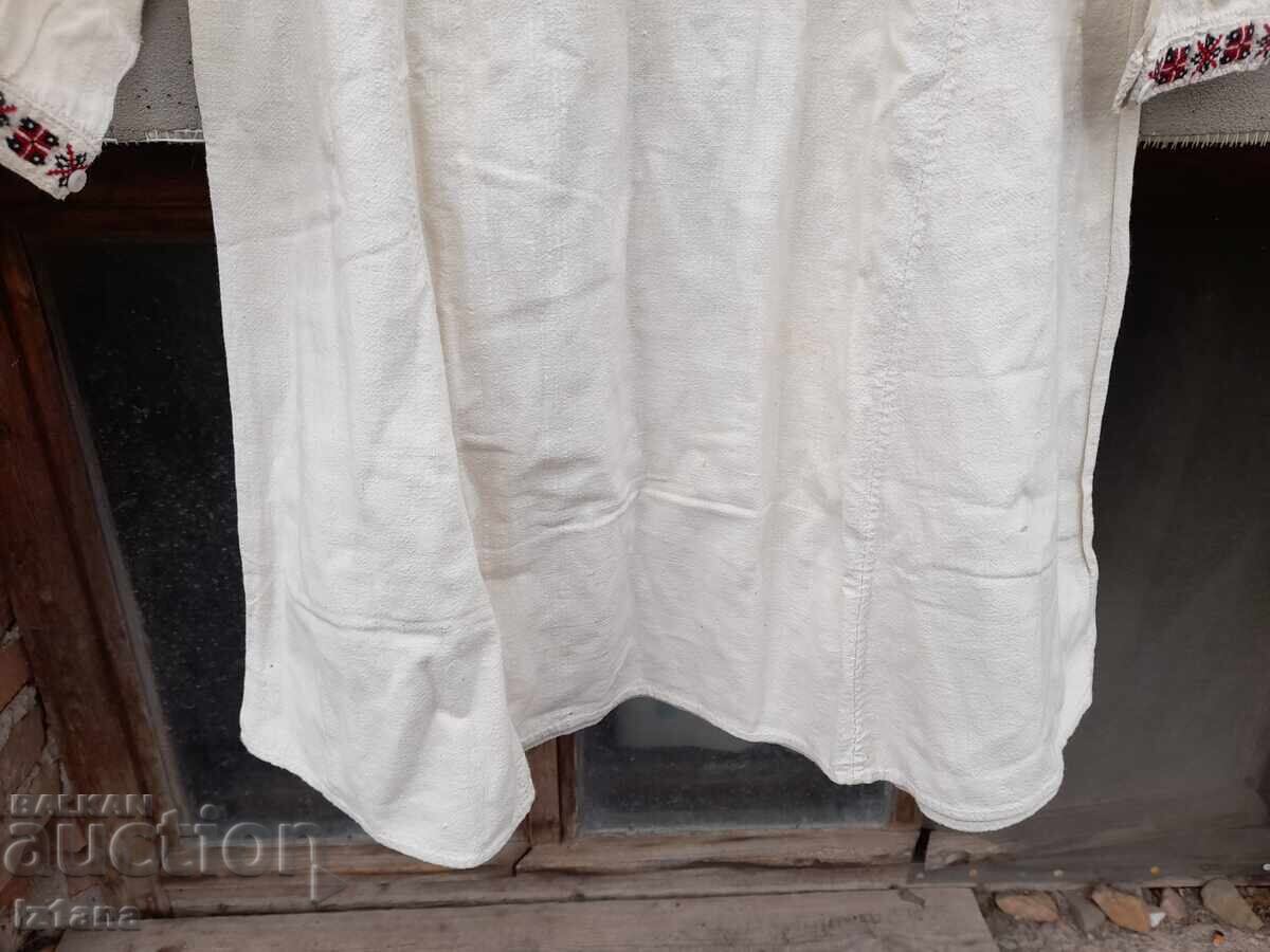 Доставка на Старинна Женска кенарена риза за носия Доставка на Старинна Женска кенарена риза за носия