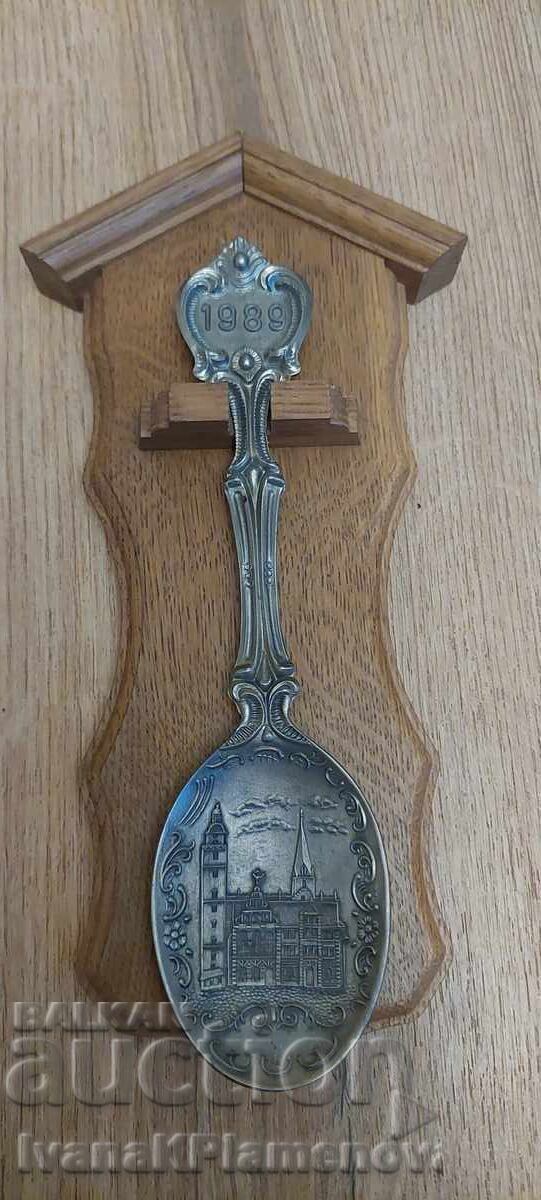 Souvenir for connoisseurs