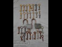 Lot of 28 keys, plus 2 padlocks Metal.