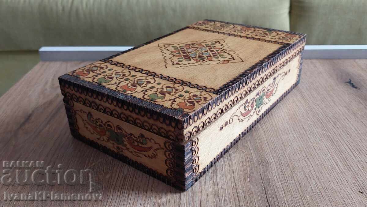 Auction Pyrographed wooden box, excellent for connoisseurs Auction Pyrographed wooden box, excellent for connoisseurs