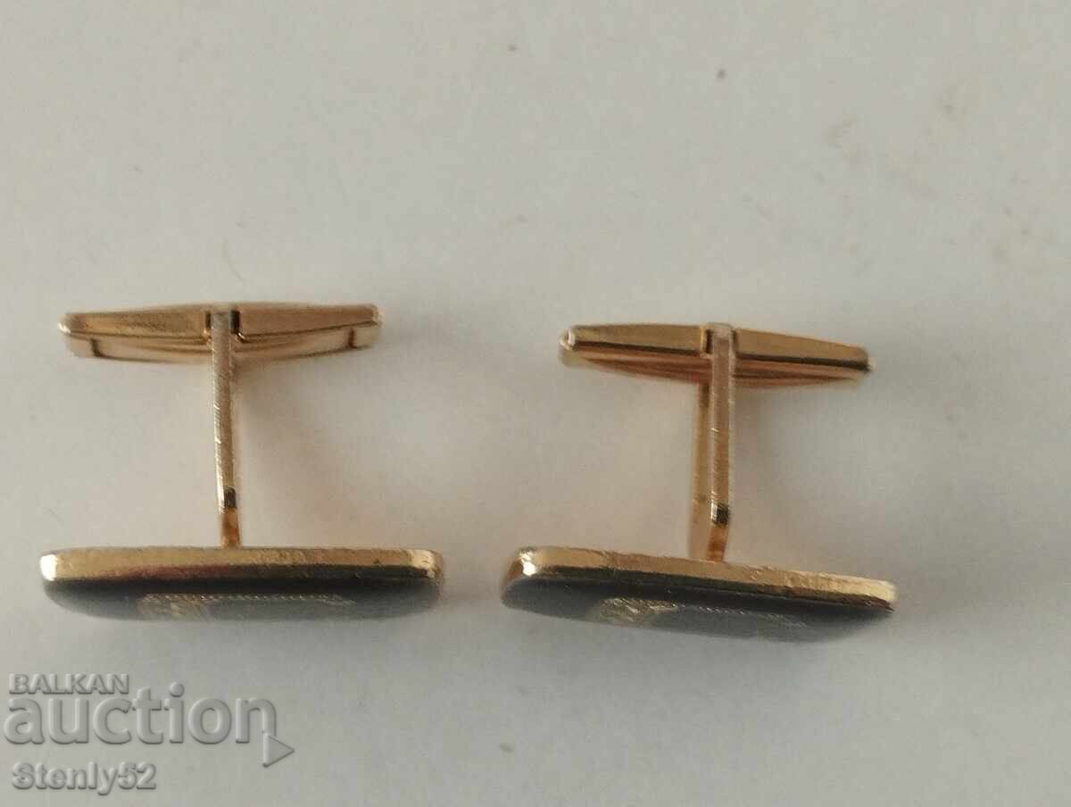 Παλιά μανικετόκουμπα, κουμπότρυπες γράμματος C με ζιργκόν με τιμή 20.00 BGN | € 10.23 Παλιά μανικετόκουμπα, κουμπότρυπες γράμματος C με ζιργκόν με τιμή 20.00 BGN | € 10.23