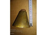 Cuvă veche, clopot, pahar