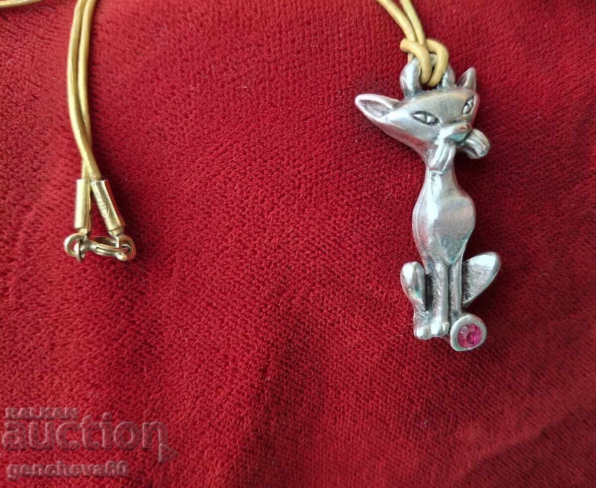 Παράδοση Ασημένιο vintage φυλαχτό με ρουμπίνι, "Γάτα"