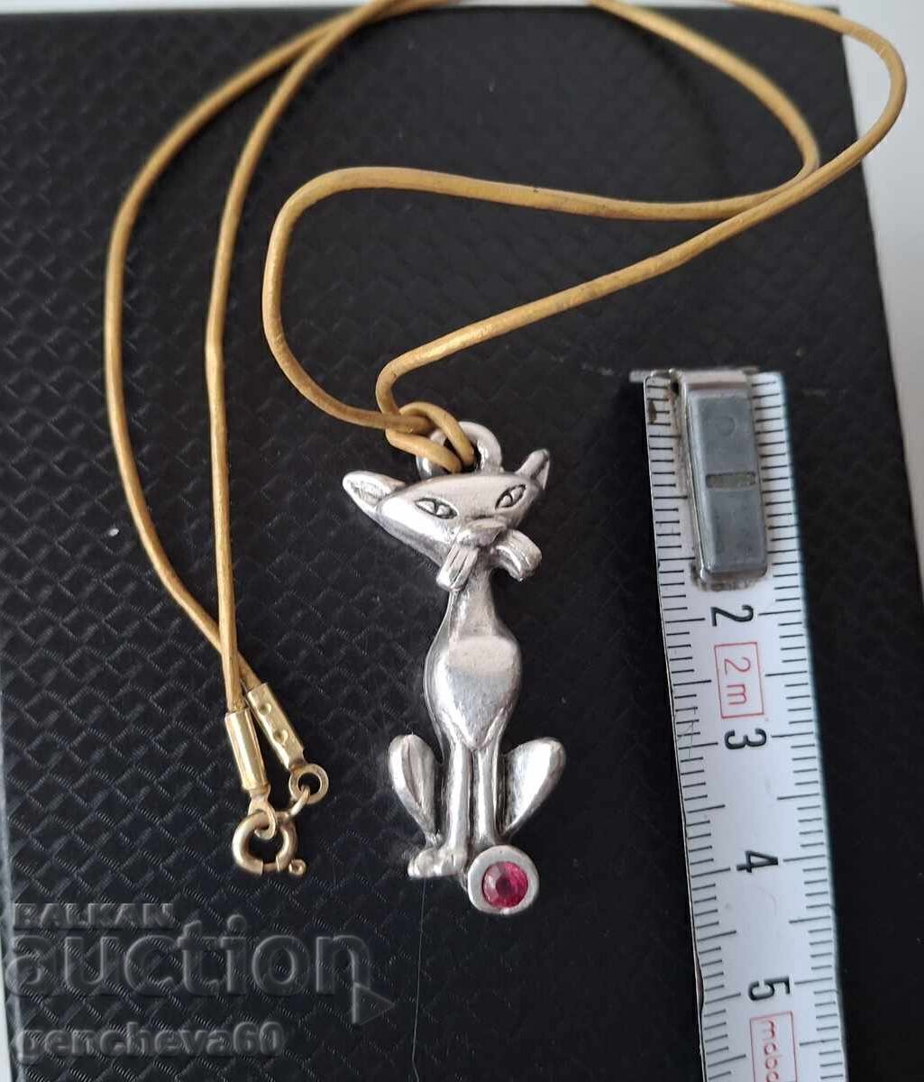 Talisman vintage argint cu rubin „Pisică”