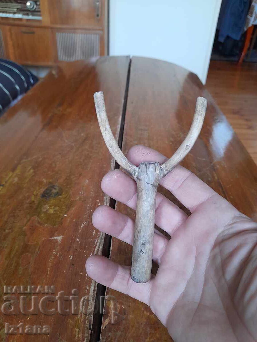 An old children's sling with price 8.00 BGN | € 4.09 An old children's sling with price 8.00 BGN | € 4.09