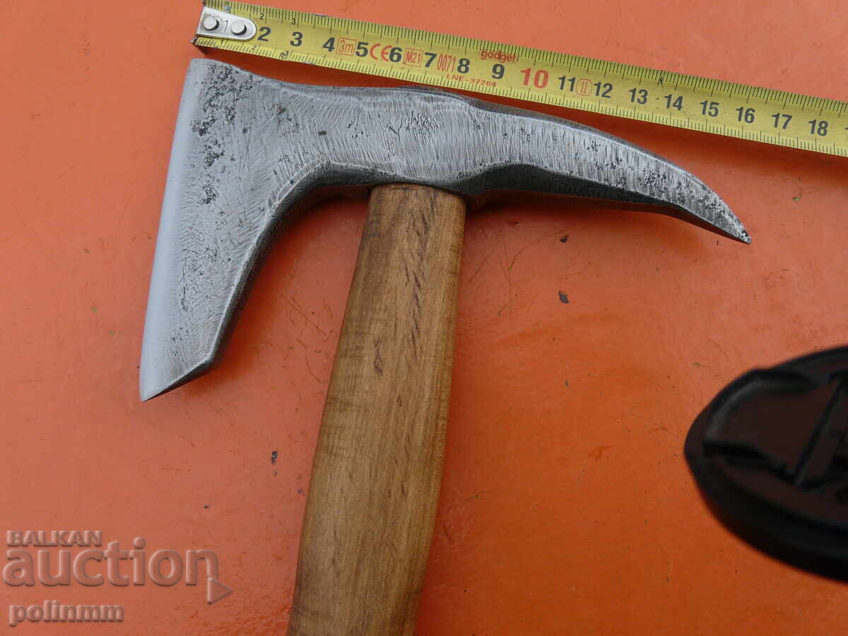 Παλιά σφυρήλατη αξίνα - 550 με τιμή 100.00 BGN | € 51.13 Παλιά σφυρήλατη αξίνα - 550 με τιμή 100.00 BGN | € 51.13