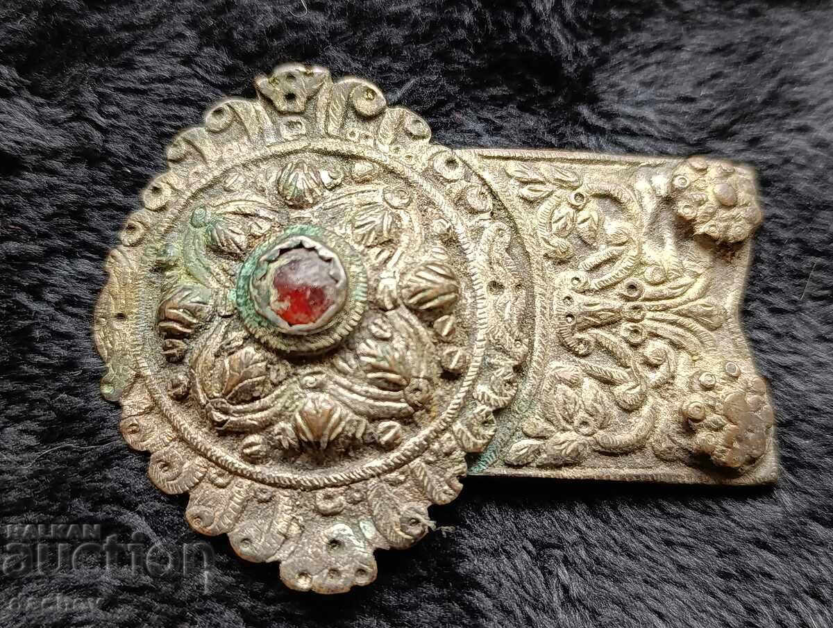 Costum renascentist cu centură cu jumătate de cataramă din argint secolul al XIX-lea Costum renascentist cu centură cu jumătate de cataramă din argint secolul al XIX-lea