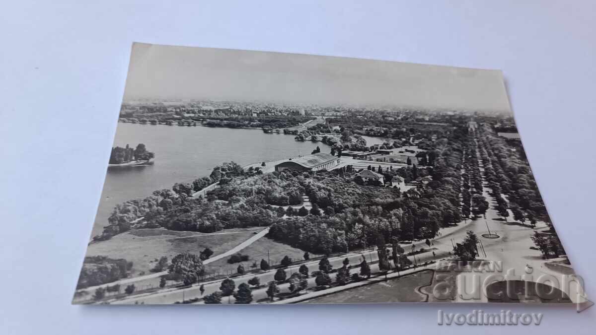 Postcard Bucuresti Vedere spre Lacul Herastrau Postcard Bucuresti Vedere spre Lacul Herastrau