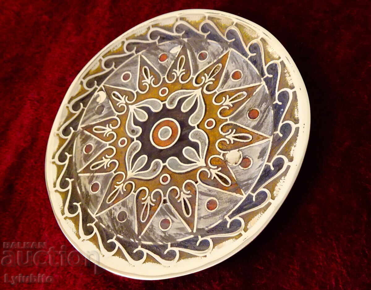 Auction Cloisonne bronze plate. Auction Cloisonne bronze plate.