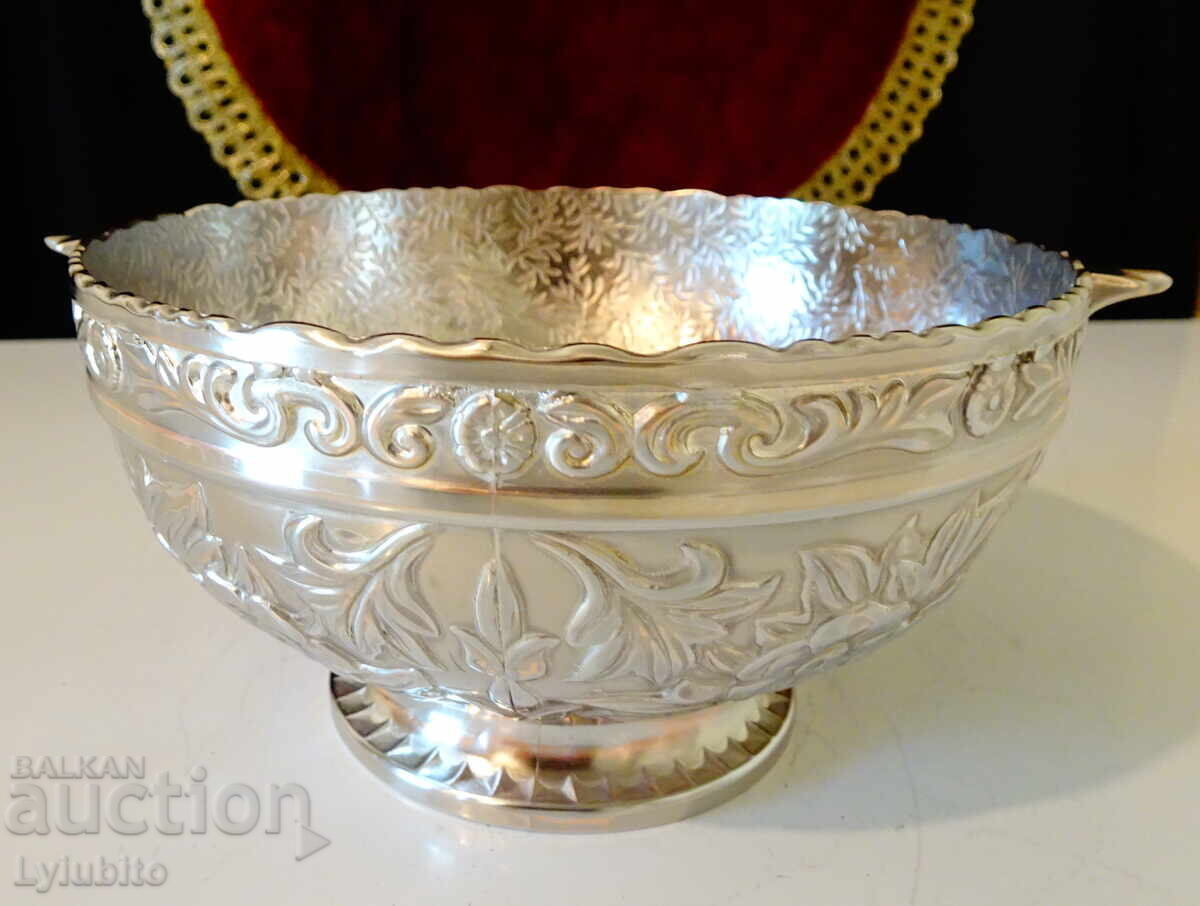 Delivery of Japanese silver-plated fruit bowl, relief. Delivery of Japanese silver-plated fruit bowl, relief.