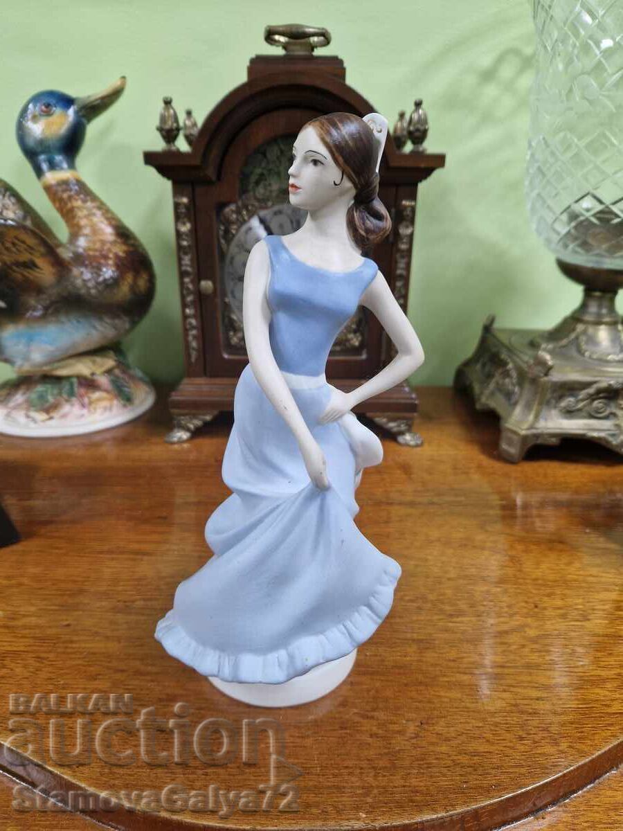 Beautiful antique porcelain figure Royal Dux with price 288.00 BGN | € 147.25 Beautiful antique porcelain figure Royal Dux with price 288.00 BGN | € 147.25