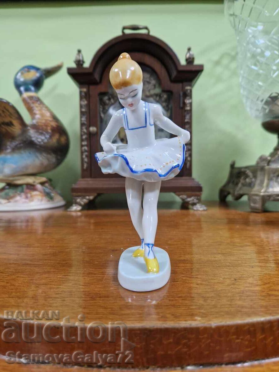 Superb rare Hungarian Hollohaza figure Superb rare Hungarian Hollohaza figure