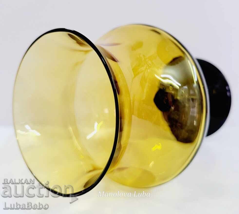 Livrarea Vază/pocal de chihlimbar Empoli Art Glass Italia. Livrarea Vază/pocal de chihlimbar Empoli Art Glass Italia.