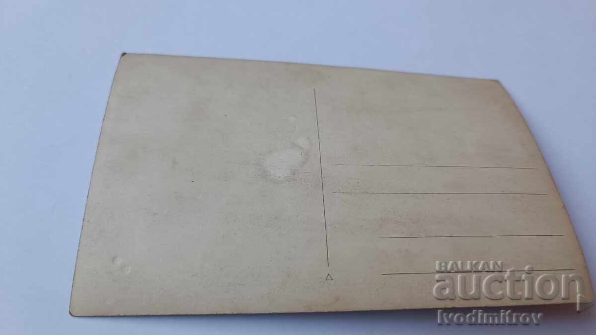 Снимка Мъже жени и деца на лозов масив с цена 2.35 лв. | € 1.20