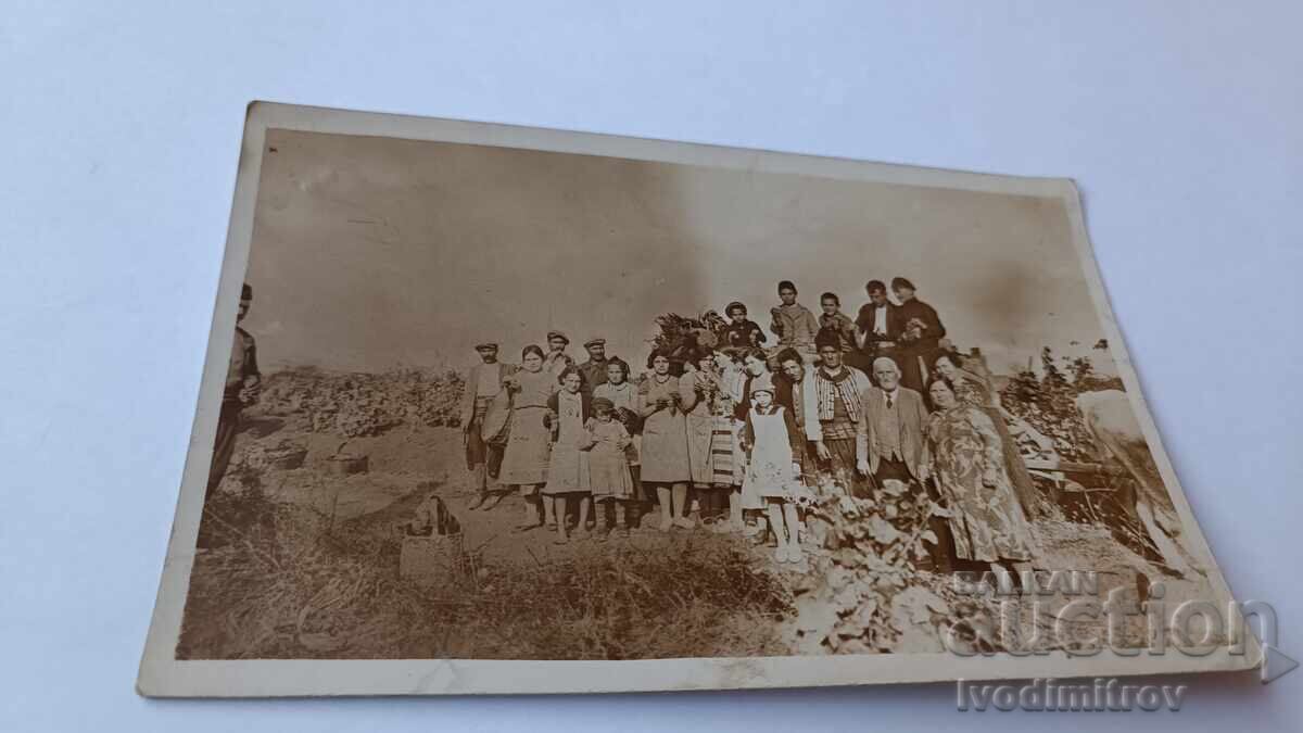 Снимка Мъже жени и деца на лозов масив