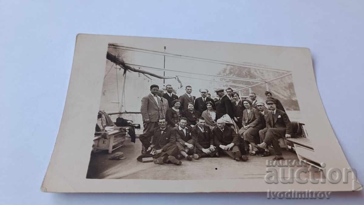 Picture Men and women on a steamer Picture Men and women on a steamer