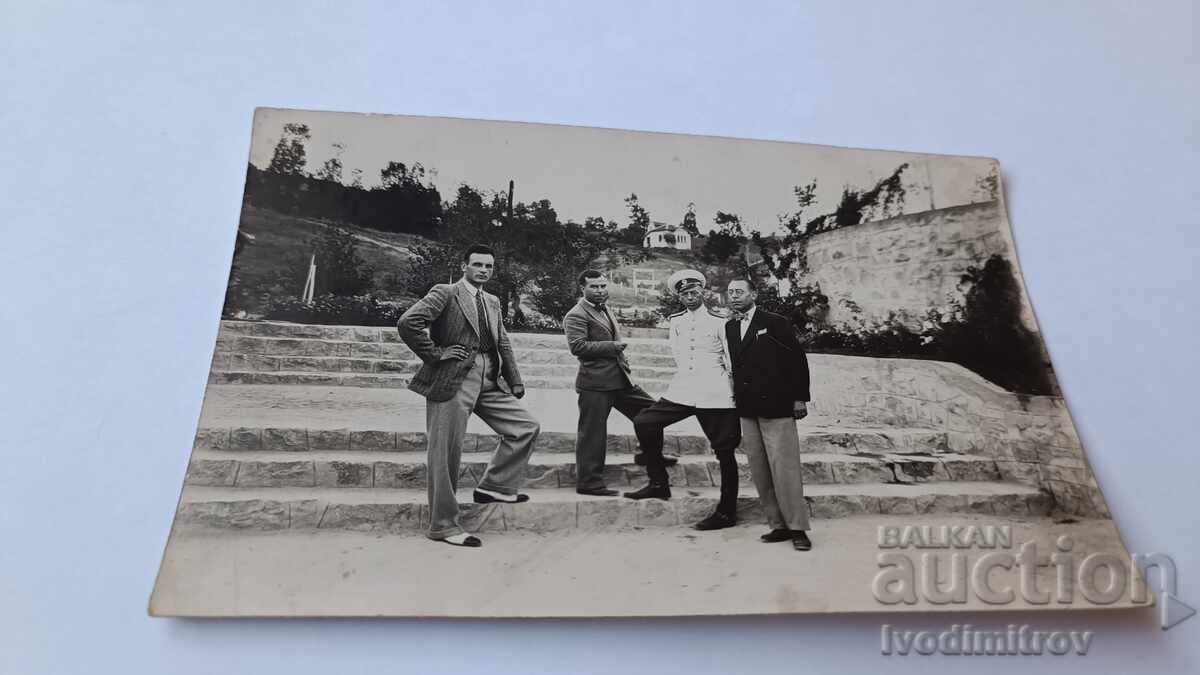 Υπεύθυνος φωτογραφίας και τρεις άνδρες Υπεύθυνος φωτογραφίας και τρεις άνδρες