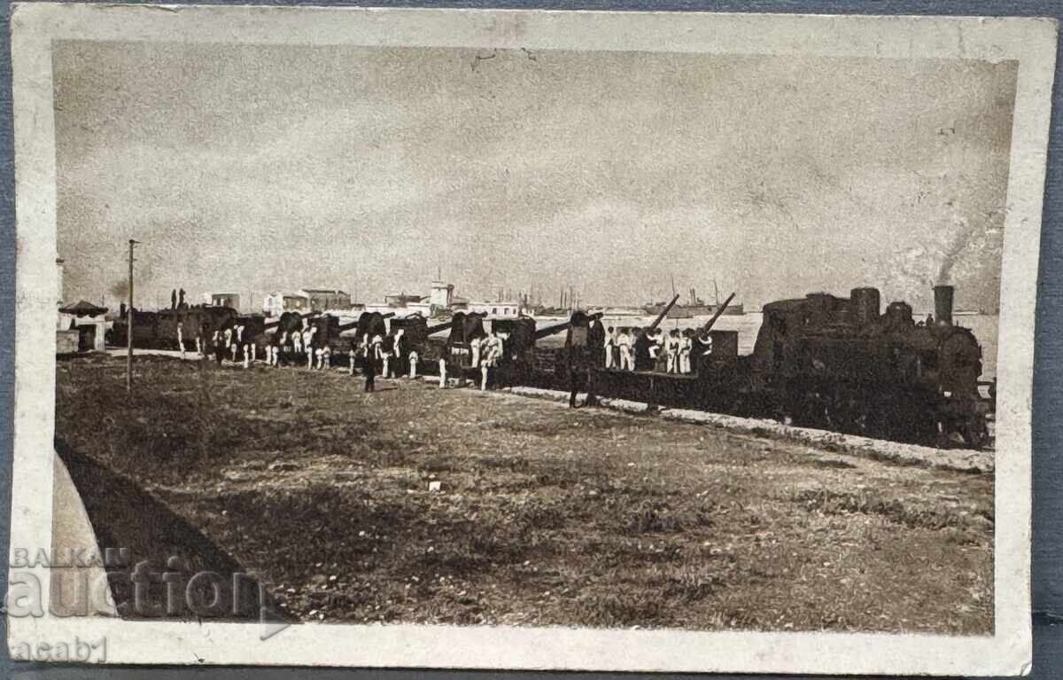 Convoi de tren militar din Italia cu port de tunuri Convoi de tren militar din Italia cu port de tunuri