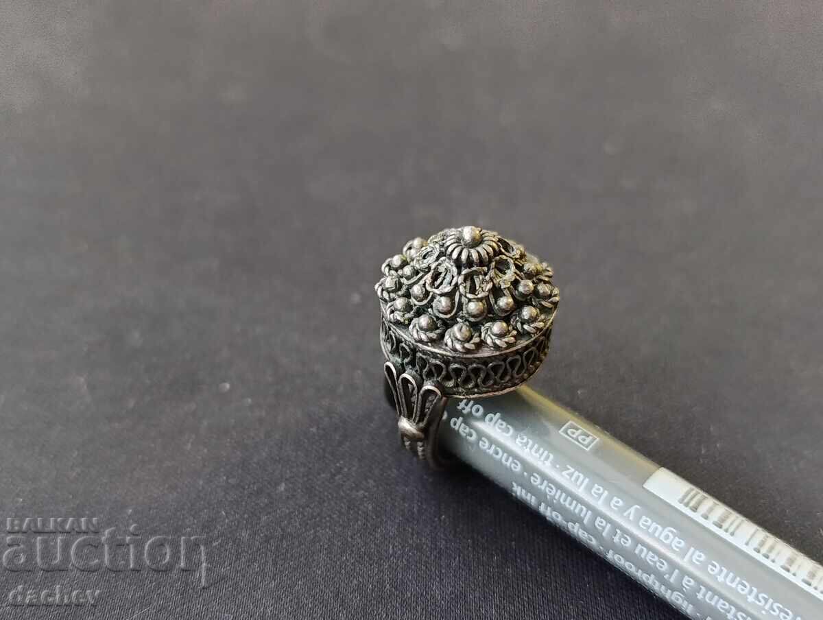 Рядък Възрожденски Сребърен Пръстен Филигран накит носия с цена € 60.00 | 117.35 лв. Рядък Възрожденски Сребърен Пръстен Филигран накит носия с цена € 60.00 | 117.35 лв.