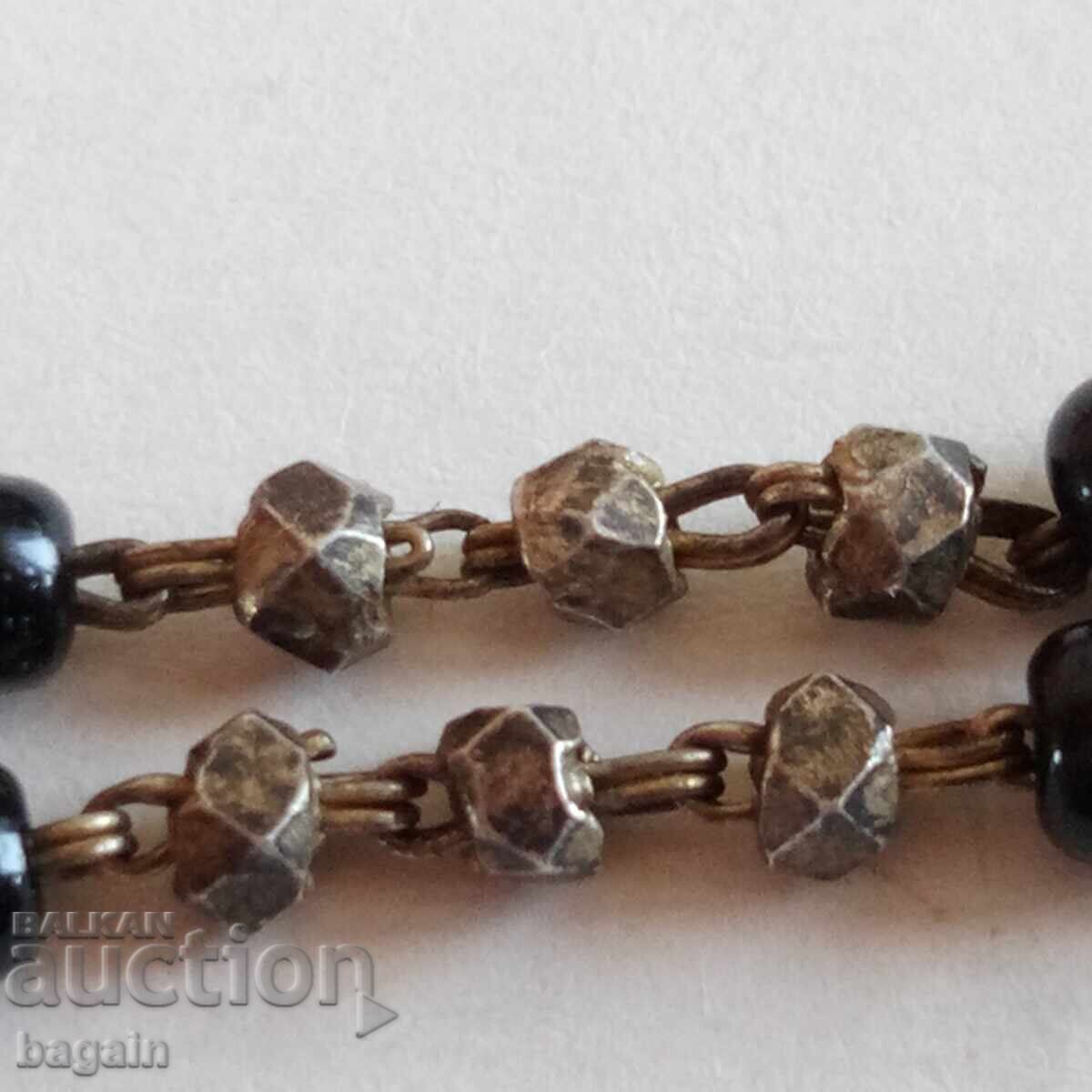 Auction  A unique necklace.