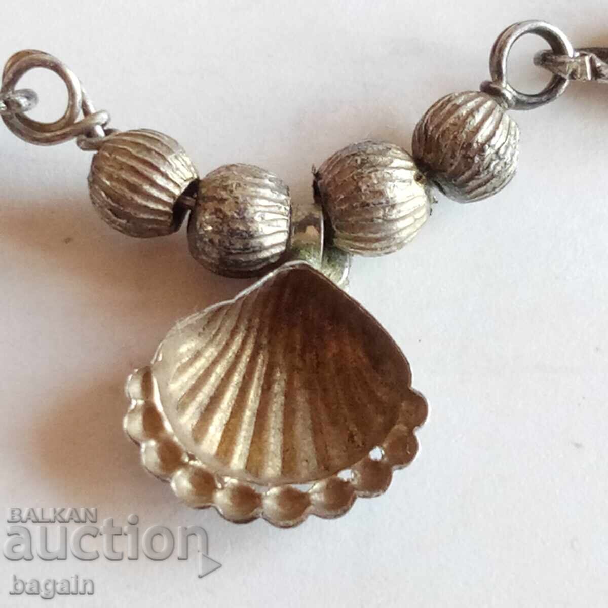 Delivery of A unique necklace.