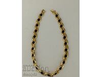 Колие с черни камъни.