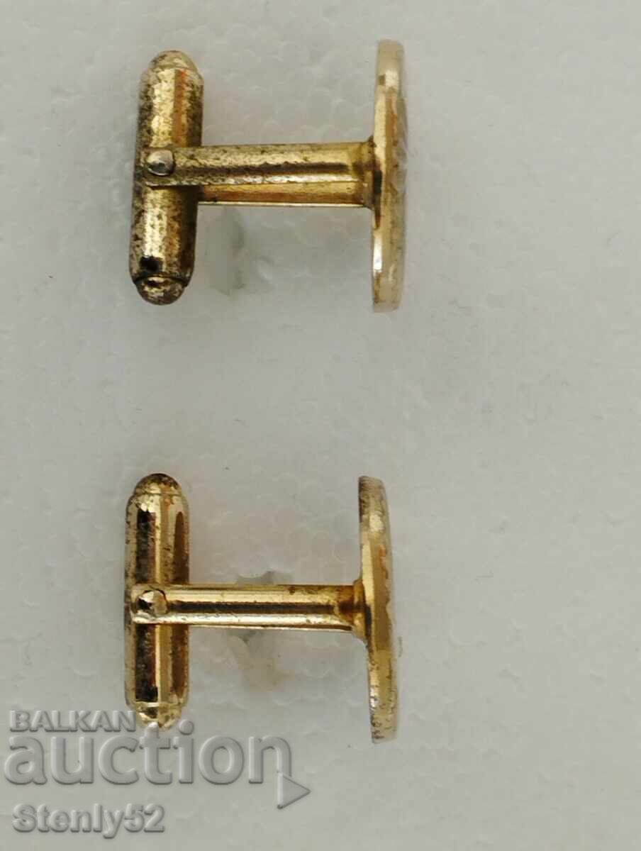 Παλιά μανικετόκουμπα, ποδαράκια. με τιμή € 4.00 | 7.82 BGN Παλιά μανικετόκουμπα, ποδαράκια. με τιμή € 4.00 | 7.82 BGN