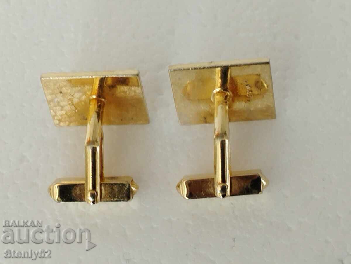 Παλιά μανικετόκουμπα, ποδαράκια. με τιμή 6.00 BGN | € 3.07 Παλιά μανικετόκουμπα, ποδαράκια. με τιμή 6.00 BGN | € 3.07