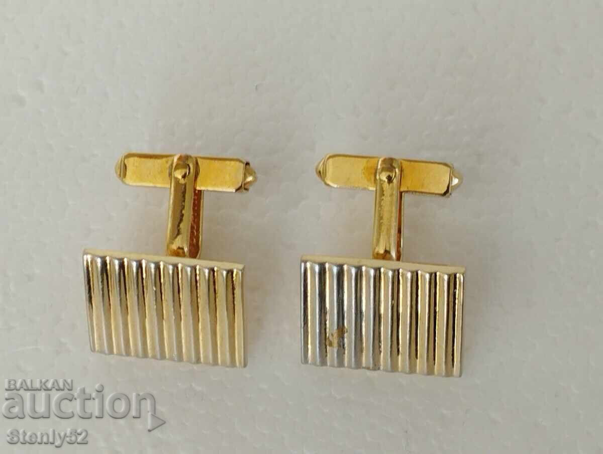 Παλιά μανικετόκουμπα, ποδαράκια. Παλιά μανικετόκουμπα, ποδαράκια.