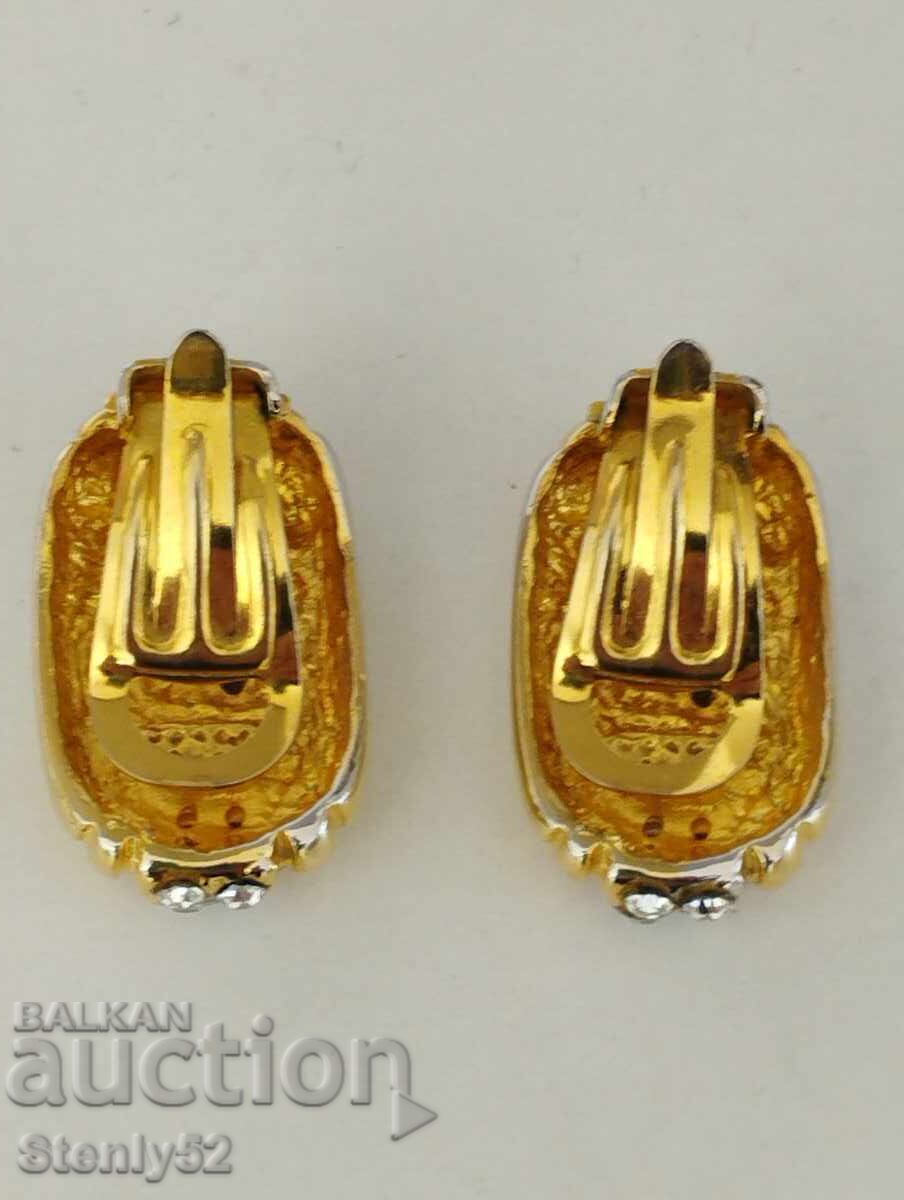 Обеци с клипси с камъчета. с цена 10.00 лв. | € 5.11 Обеци с клипси с камъчета. с цена 10.00 лв. | € 5.11