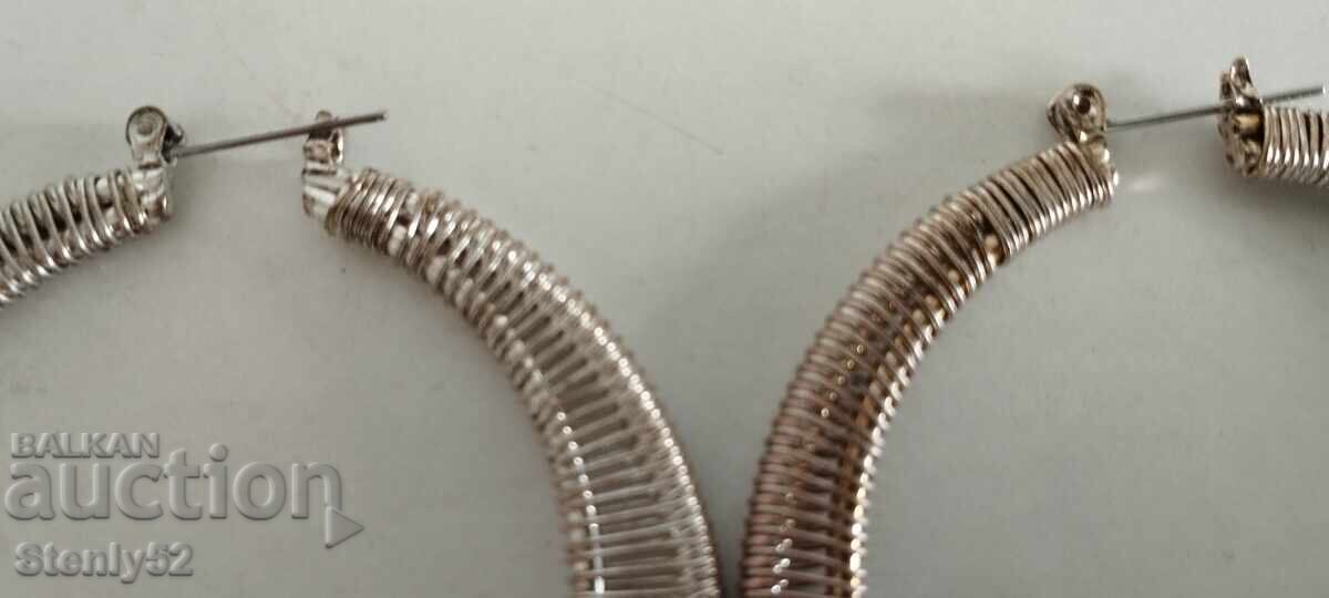 Cercei din metal impletit cu preț € 4.00 | 7.82 BGN Cercei din metal impletit cu preț € 4.00 | 7.82 BGN