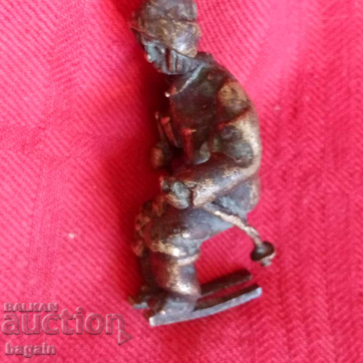 Delivery of Bronze statuette. World War II. Delivery of Bronze statuette. World War II.