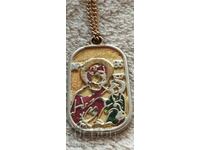 Medalion cu cruce și Fecioara Maria cu pruncul.