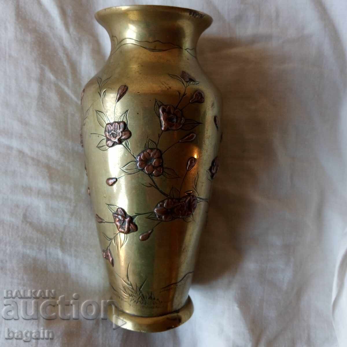 Παράδοση Ιαπωνικό χάλκινο βάζο.