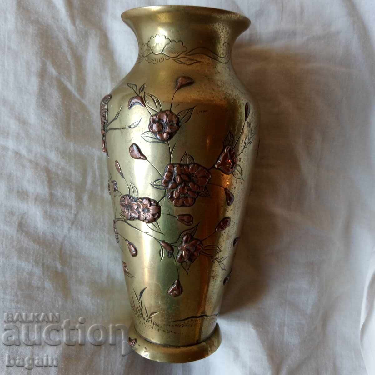 Ιαπωνικό χάλκινο βάζο.