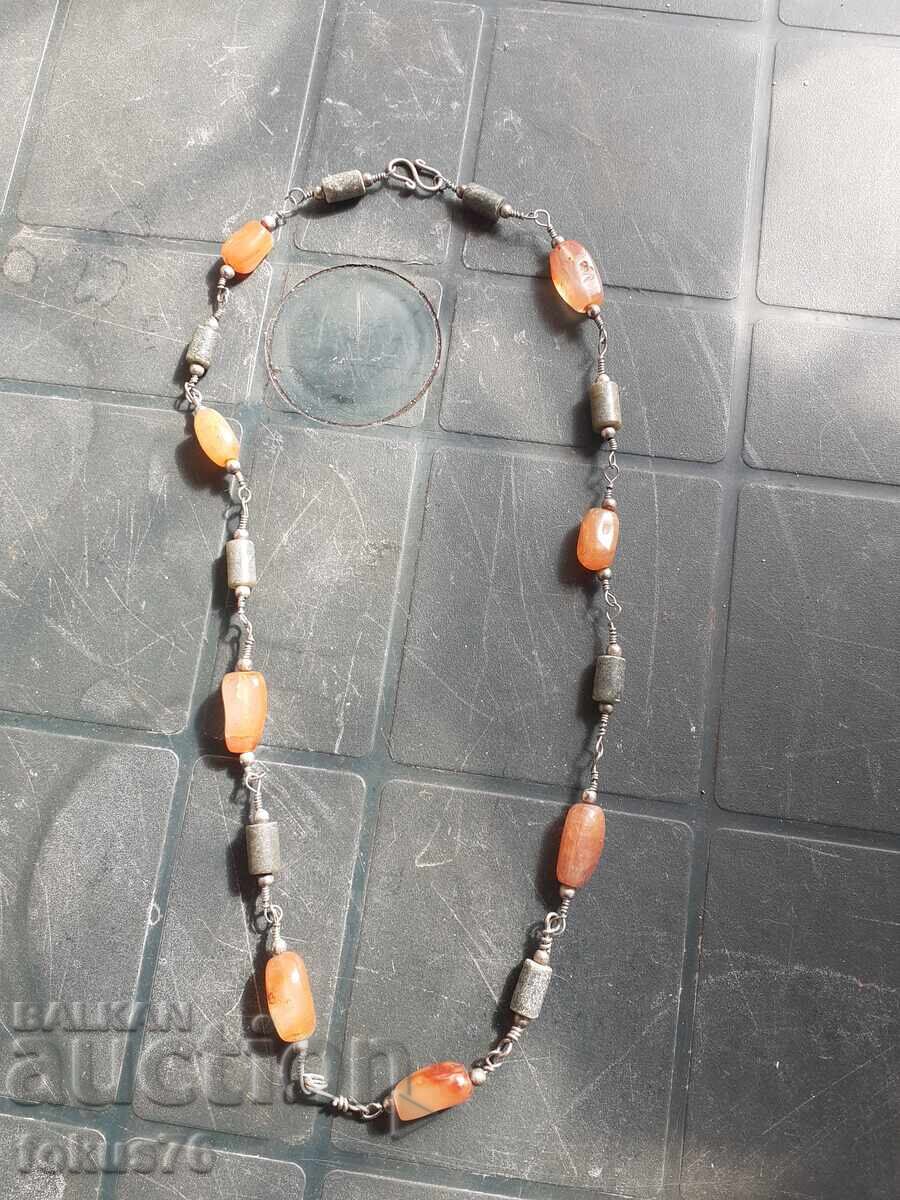 Доставка на Гердан накит колие носия Доставка на Гердан накит колие носия