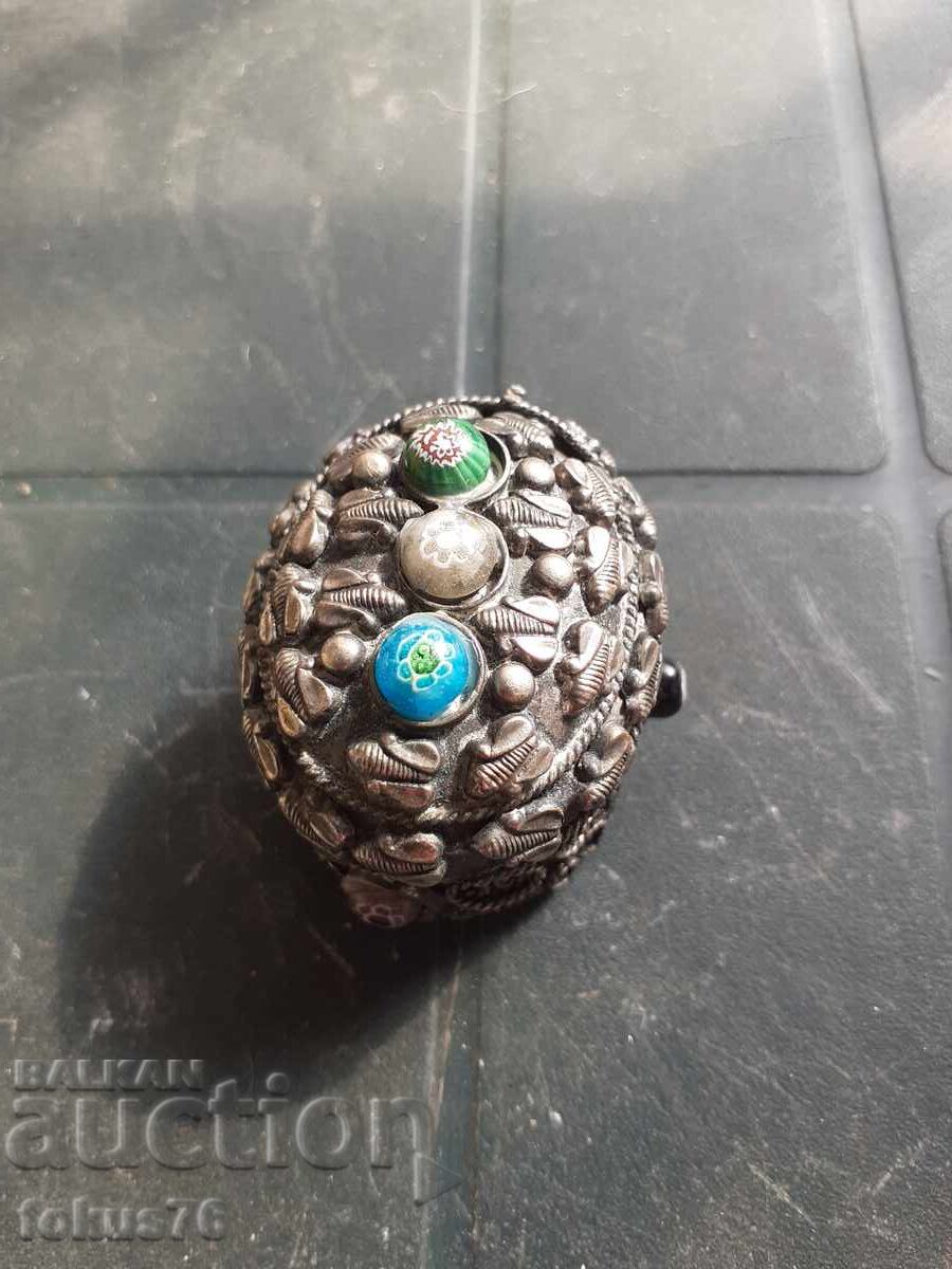 Auction Small miniature tin box Auction Small miniature tin box