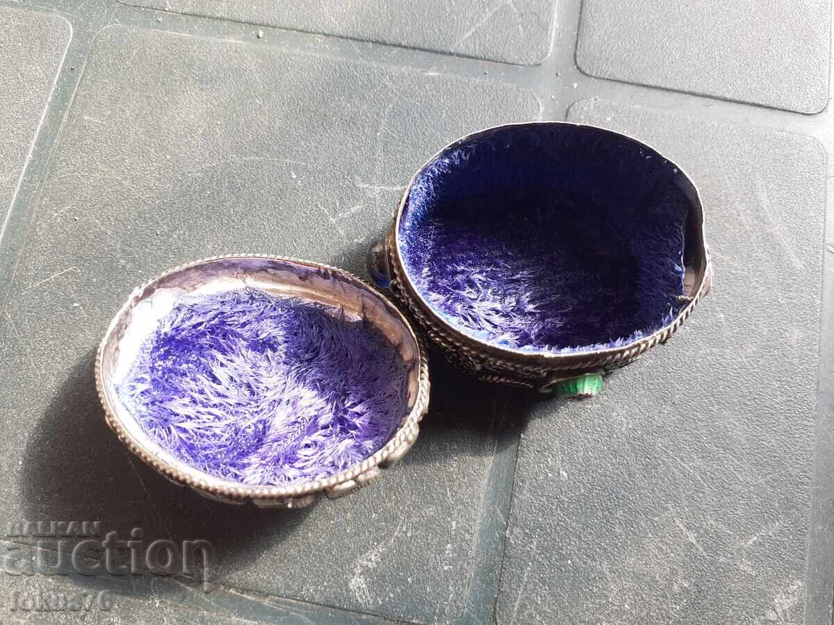 Delivery of Small miniature tin box Delivery of Small miniature tin box