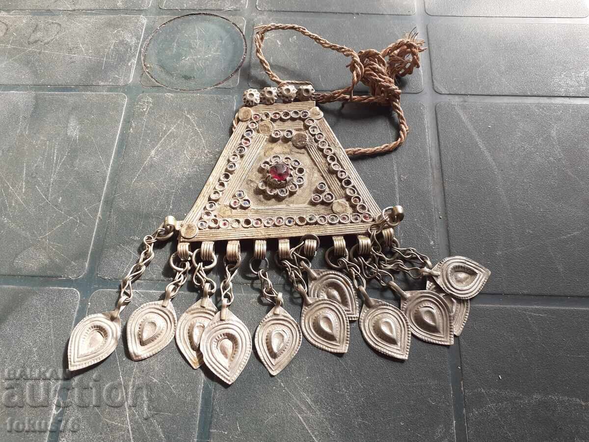 Παλιά κοσμήματα - μενταγιόν φυλαχτό με πιάτα - φορεσιά με τιμή 79.00 BGN | € 40.39 Παλιά κοσμήματα - μενταγιόν φυλαχτό με πιάτα - φορεσιά με τιμή 79.00 BGN | € 40.39