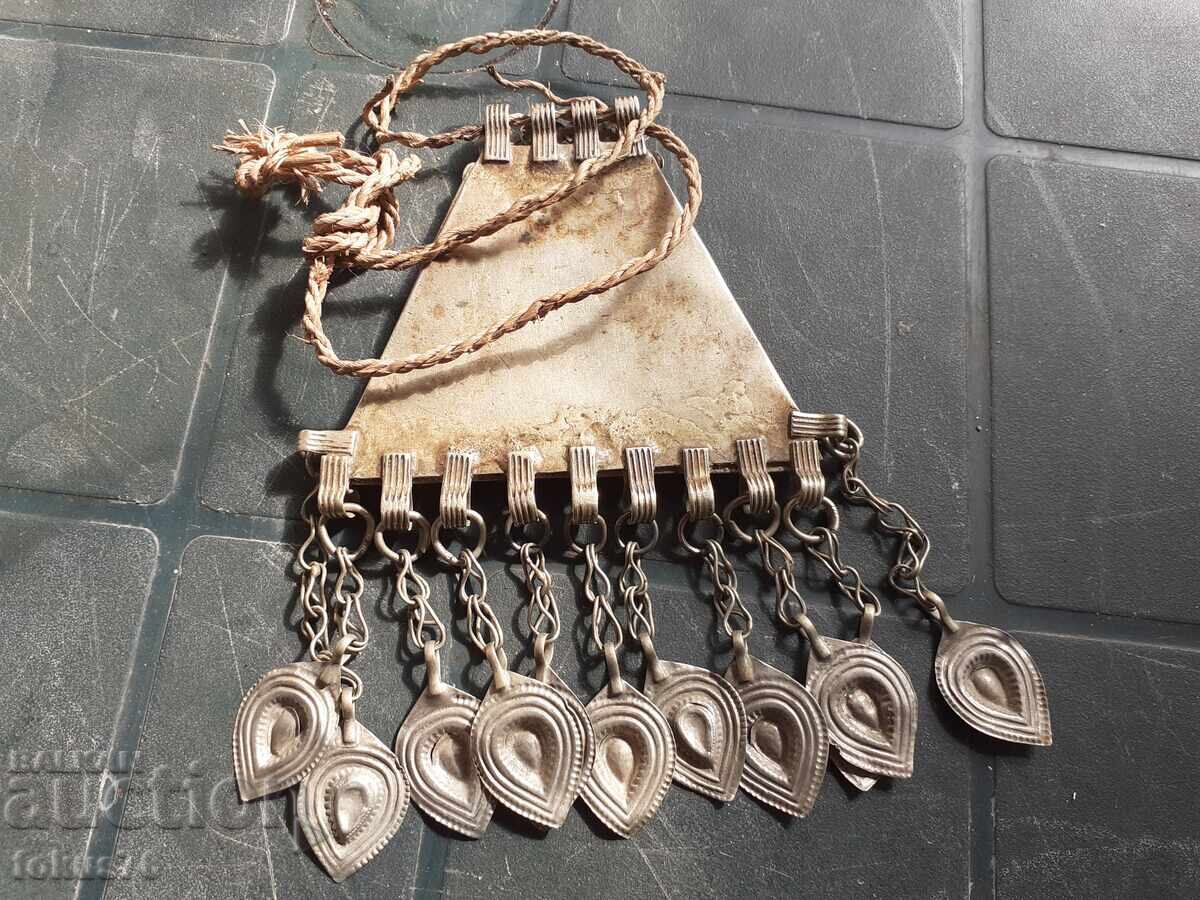 Δημοπρασία Παλιά κοσμήματα - μενταγιόν φυλαχτό με πιάτα - φορεσιά Δημοπρασία Παλιά κοσμήματα - μενταγιόν φυλαχτό με πιάτα - φορεσιά